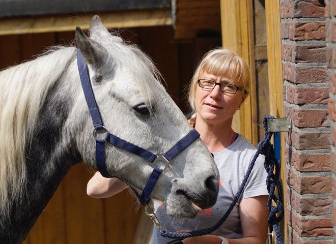Porträt von Conny Möllers, erfahrene Reitlehrerin und Gründerin der Reitschule Möllers in Drensteinfurt