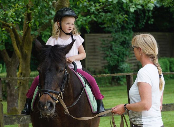 Junge Reitschülerin lernt das Reiten bei der Reitschule Möllers in Drensteinfurt