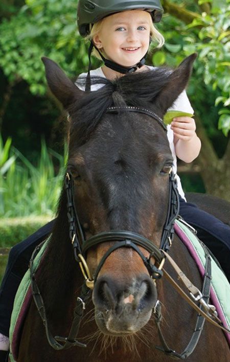 Kind reitet auf Pony Gil, dem Einsteiger-Pony der Reitschule Möllers in Drensteinfurt